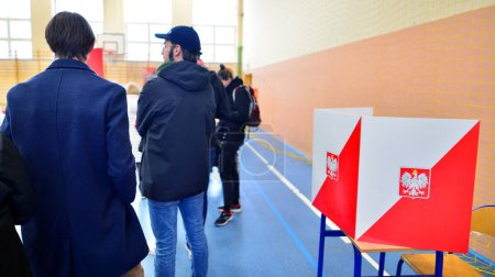 Foto de Varsovia, Polonia 15 de octubre de 2023. Elecciones parlamentarias en Polonia. El proceso de votación en un centro de votación. - Imagen libre de derechos
