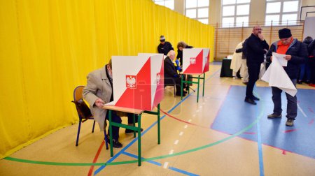 Téléchargez les photos : Varsovie, Pologne 15 octobre 2023. Elections législatives en Pologne. Processus de vote dans un bureau de vote. - en image libre de droit