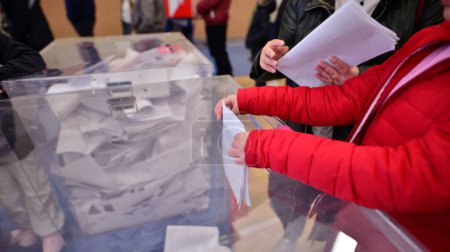 Téléchargez les photos : Varsovie, Pologne 15 octobre 2023. Elections législatives en Pologne. Processus de vote dans un bureau de vote. - en image libre de droit