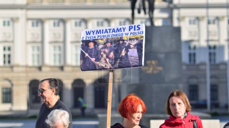 Foto de Varsovia, Polonia. 24 octubre 2023. Manifestación de apoyo al primer ministro electo Donald Tusk frente al Palacio Presidencial. - Imagen libre de derechos