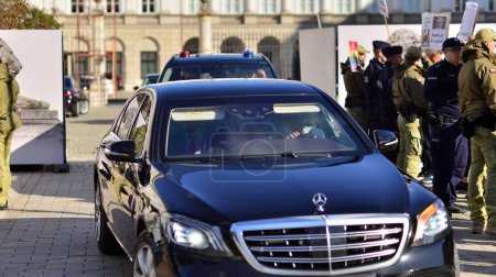 Téléchargez les photos : Varsovie, Pologne. 24 octobre 2023. Le Premier ministre polonais Mateusz Morawiecki quitte le palais présidentiel. - en image libre de droit