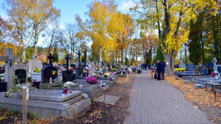 Foto de Varsovia, Polonia. 1 de noviembre de 2023. Cementerio parroquial en Warszawa Radosc en Izbicka Street - Imagen libre de derechos