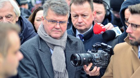 Téléchargez les photos : Varsovie, Pologne. 7 février 2024. Ancien parlementaire du parti PIS Maciej Wasik lors d'une conférence de presse devant le Sejm - en image libre de droit