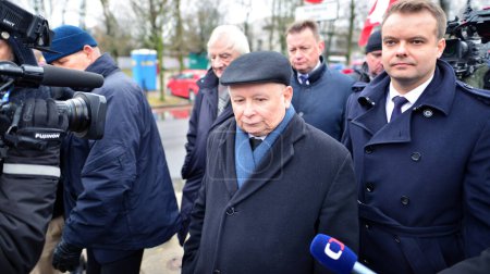 Foto de Varsovia, Polonia. 7 febrero 2024. El líder del partido opositor PiS, Jaroslaw Kaczynski, durante una conferencia de prensa frente al Sejm - Imagen libre de derechos