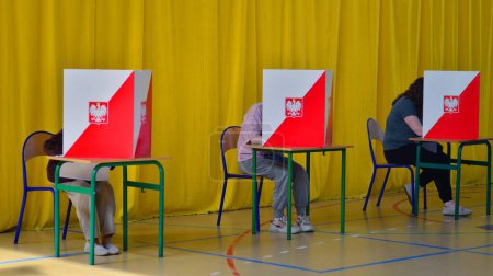 Téléchargez les photos : Varsovie, Pologne. 7 avril 2024. Elections locales en Pologne. Processus de vote dans un bureau de vote. - en image libre de droit