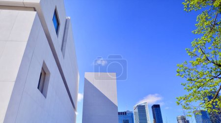 Lumière du soleil et ombre sur la surface du béton blanc Mur de construction sur fond bleu ciel, Géométrique Extérieur Architecture dans le style Minimal Street photographie