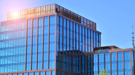 Bâtiment en verre avec façade transparente du bâtiment et ciel bleu. Mur de verre structurel réfléchissant ciel bleu. 