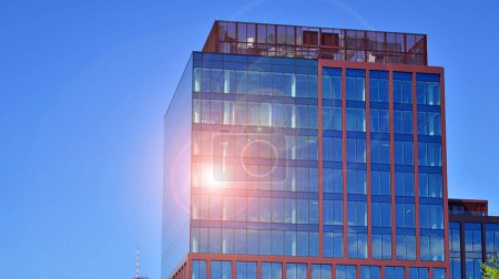 Glasbau mit transparenter Fassade des Gebäudes und blauem Himmel. Strukturelle Glaswand, die blauen Himmel reflektiert. Abstraktes Fragment moderner Architektur. Zeitgenössische Architektur.