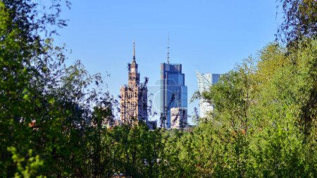 Warszawa, Polska. 11 kwietnia 2024 r. Panorama miasta z drapaczami chmur.