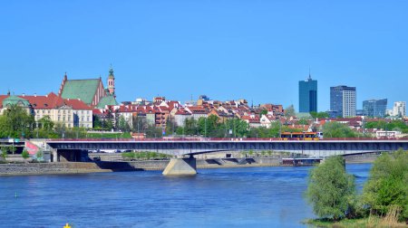 Warszawa, Polska. 11 kwietnia 2024 r. Panorama starego miasta.