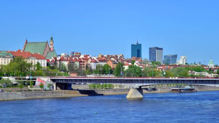 Warszawa, Polska. 11 kwietnia 2024 r. Panorama starego miasta.