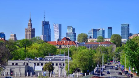 Warszawa, Polska. 11 kwietnia 2024 r. Panorama miasta z drapaczami chmur.