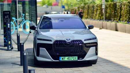 Foto de Varsovia, Polonia. 11 de abril de 2024. BMW carga de coche eléctrico, concepto de transporte ecológico. - Imagen libre de derechos