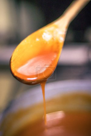 Téléchargez les photos : Close-up of a chef's hand-cooking creme caramel sauce - en image libre de droit