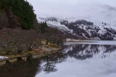 Foto de Loch Killin durante el invierno en las tierras altas de Escocia, Reino Unido. - Imagen libre de derechos