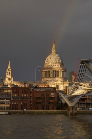 Téléchargez les photos : Londres, Royaume-Uni - 23 décembre 2022 : Tempête sur la cathédrale St Pauls le long de la Tamise à Londres, Royaume-Uni. - en image libre de droit