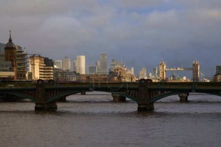 Téléchargez les photos : Londres, Royaume-Uni - 23 décembre 2022 : Tempête le long de la Tamise à Londres, Royaume-Uni. - en image libre de droit
