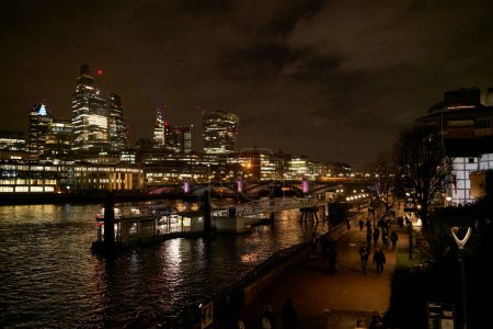 Foto de Londres, Reino Unido - 23 de diciembre de 2022: Edificios iluminados por la noche a lo largo del río Támesis en Londres, Reino Unido. - Imagen libre de derechos