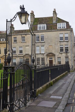 Téléchargez les photos : Bath, Somerset, Royaume-Uni - 21 mars 2023 : Bâtiments historiques à Beauford Square dans la ville de Bath, classée au patrimoine mondial de l'UNESCO, à Somerset, Royaume-Uni - en image libre de droit