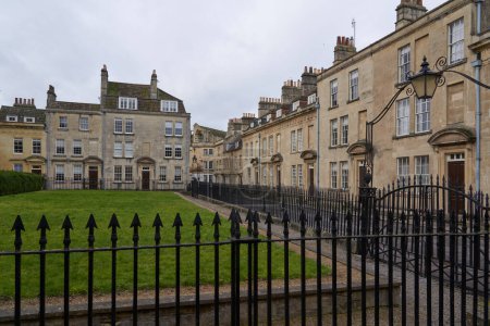 Téléchargez les photos : Bath, Somerset, Royaume-Uni - 21 mars 2023 : Bâtiments historiques à Beauford Square dans la ville de Bath, classée au patrimoine mondial de l'UNESCO, à Somerset, Royaume-Uni - en image libre de droit