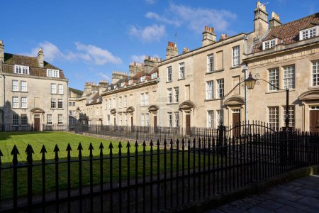 Téléchargez les photos : Bath, Somerset, Royaume-Uni - 15 avril 2023 : Bâtiments historiques de Beauford Square dans la ville de Bath, classée au patrimoine mondial de l'UNESCO, à Somerset, Royaume-Uni - en image libre de droit