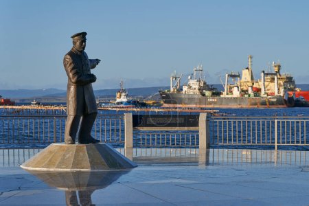 Foto de Punta Arenas, Chile - 15 de octubre de 2022: Estatua de Piloto Pardo junto a la proa del barco el Yelcho en el paseo marítimo de Punta Arenas conmemorando el rescate de la tripulación de la Resistencia de la Isla Elefante en 1916 - Imagen libre de derechos