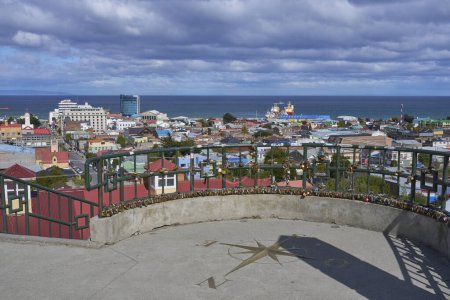 Foto de Punta Arenas, Chile - 30 de octubre de 2022: Edificios coloreadamente pintados en la histórica ciudad de Punta Arenas. sur de Chile - Imagen libre de derechos