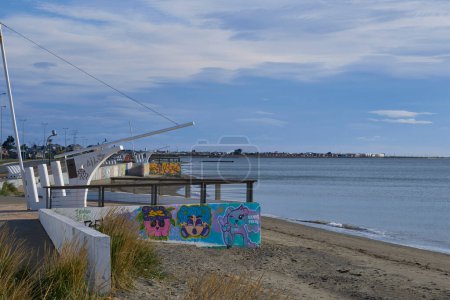 Foto de Punta Arenas, Chile - 31 de octubre de 2022: Obra de arte urbana a lo largo del paseo marítimo de Punta Arenas en el sur de Chile - Imagen libre de derechos