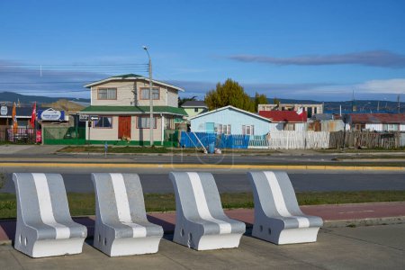 Foto de Punta Arenas, Chile - 31 de octubre de 2022: Sillas a lo largo del paseo marítimo de Punta Arenas en el sur de Chile - Imagen libre de derechos
