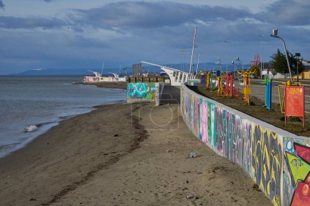 Foto de Punta Arenas, Chile - 31 de octubre de 2022: Obra de arte urbana a lo largo del paseo marítimo de Punta Arenas en el sur de Chile - Imagen libre de derechos