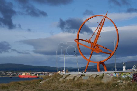 Foto de Punta Arenas, Chile - 31 de octubre de 2022: Monumentos y obras de arte a lo largo del paseo marítimo de Punta Arenas en el sur de Chile - Imagen libre de derechos