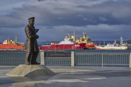 Photo for Punta Arenas, Chile - October 31, 2022: Statue of Piloto Pardo alongside the bow of the ship the Yelcho on the waterfront of Punta Arenas commemorating the rescue of the crew of the Endurance from Elephant Island in 1916 - Royalty Free Image
