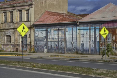 Foto de Punta Arenas, Chile - 31 de octubre de 2022: Edificios históricos decorados con murales a lo largo del paseo marítimo de Punta Arenas - Imagen libre de derechos
