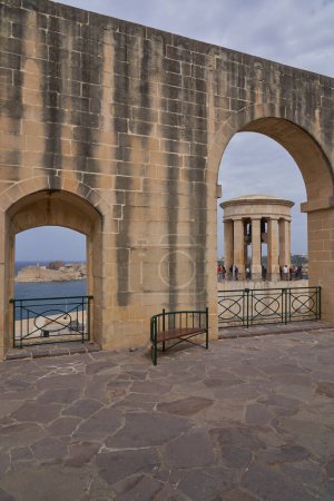 Foto de Valetta, Malta - 5 de junio de 2023: Monumento a la Guerra de la Bola de Asedio con vistas al Gran Puerto en la ciudad de Valetta, Malta. - Imagen libre de derechos