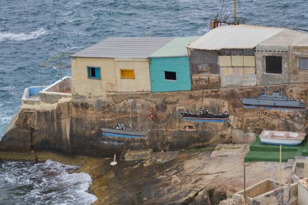Téléchargez les photos : La Valette, Malte - 5 juin 2023 : Petit village de pêcheurs en bordure du Grand Port de La Valette, Malte - en image libre de droit
