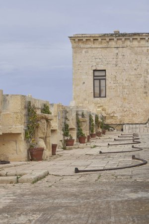 Foto de Valetta, Malta - 6 de junio de 2023: Fuerte Histórico Saint Angelo en Grand Harbour, Valetta, Malta - Imagen libre de derechos