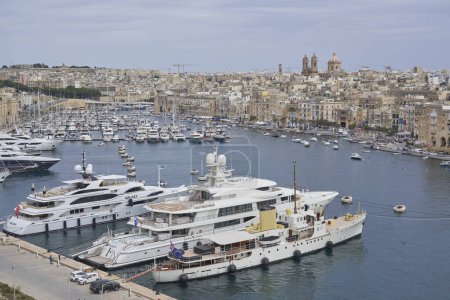 Foto de Valetta, Malta - 6 de junio de 2023: Barcos de lujo amarrados junto a Fort Saint Angelo en Grand Harbour, Valetta, Malta - Imagen libre de derechos