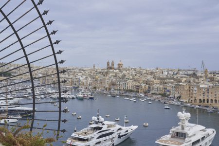 Foto de Valetta, Malta - 6 de junio de 2023: Barcos de lujo amarrados junto a Fort Saint Angelo en Grand Harbour, Valetta, Malta - Imagen libre de derechos