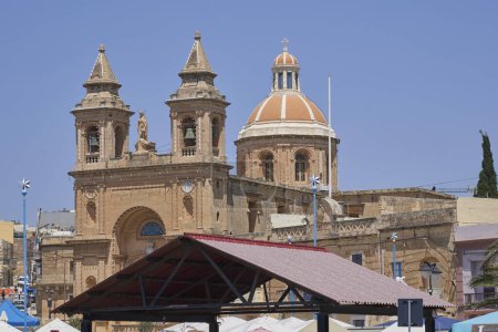 Téléchargez les photos : Marsaxlokk, Malta - June 7, 2023: Historic church in the historic fishing town of Marsaxlokk in Malta - en image libre de droit