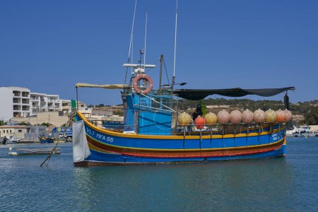Téléchargez les photos : Marsaxlokk, Malte - 7 juin 2023 : Bateaux de pêche traditionnels dans le port de la ville de pêche historique de Marsaxlokk à Malte - en image libre de droit
