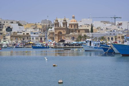 Téléchargez les photos : Marsaxlokk, Malta - June 7, 2023: Historic church in the historic fishing town of Marsaxlokk in Malta - en image libre de droit