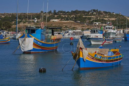 Foto de Marsaxlokk, Malta - 7 de junio de 2023: Barcos pesqueros tradicionales en el puerto de la histórica ciudad pesquera de Marsaxlokk en Malta - Imagen libre de derechos