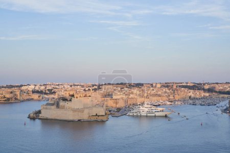 Foto de Valetta, Malta - 7 de junio de 2023: Vista del Gran Puerto al atardecer desde Upper Barrakka Gardens hasta Birgu y Senglea en Malta - Imagen libre de derechos