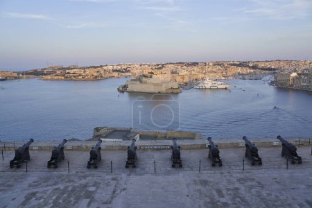 Foto de Valetta, Malta - 7 de junio de 2023: Vista del Gran Puerto al atardecer desde Upper Barrakka Gardens hasta Birgu y Senglea en Malta - Imagen libre de derechos