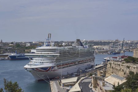 Téléchargez les photos : La Valette, Malte - 8 juin 2023 : Grand bateau de croisière à Grand Harbour à La Valette à Malte - en image libre de droit