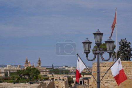 Foto de Valetta, Malta - 8 de junio de 2023: Murallas fortificadas históricas que protegen la ciudad de Valetta en Malta - Imagen libre de derechos