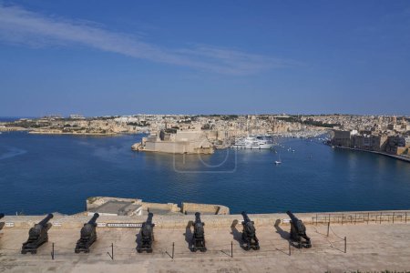 Foto de Valetta, Malta - 8 de junio de 2023: Vista del Gran Puerto desde Upper Barrakka Gardens hasta Birgu y Senglea en Malta - Imagen libre de derechos