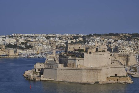 Foto de Valetta, Malta - 8 de junio de 2023: Vista del Gran Puerto desde Upper Barrakka Gardens hasta Birgu y Senglea en Malta - Imagen libre de derechos