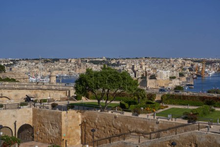 Foto de Valetta, Malta - 8 de junio de 2023: Vista panorámica desde la ciudad de Valetta a través del Gran Puerto hasta Birgu y Senglea - Imagen libre de derechos