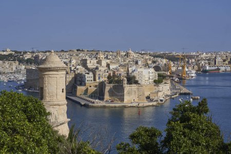 Téléchargez les photos : La Valette, Malte - 8 juin 2023 : Vue panoramique de la ville de La Valette à travers le Grand Port à Birgu et Senglea - en image libre de droit